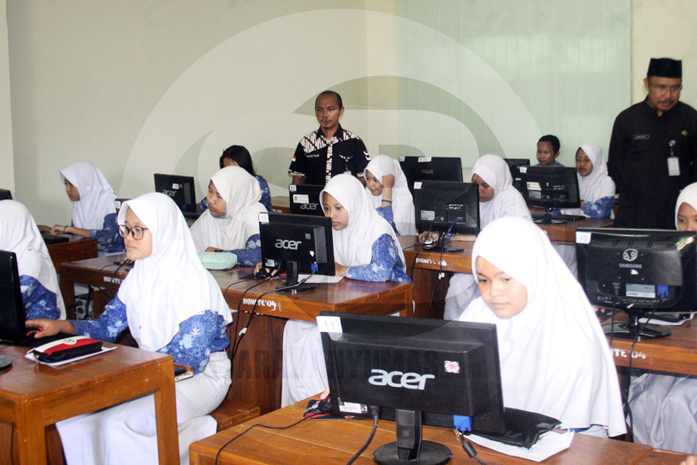 SIMULASI UN:Sejumlah peserta didik di salah satu SMP di Kabupaten Banyumas saat mengikuti kegiatan simulasi Ujian Nasional (UN) berbasis komputer.(SM/Budi Setyawan-60)