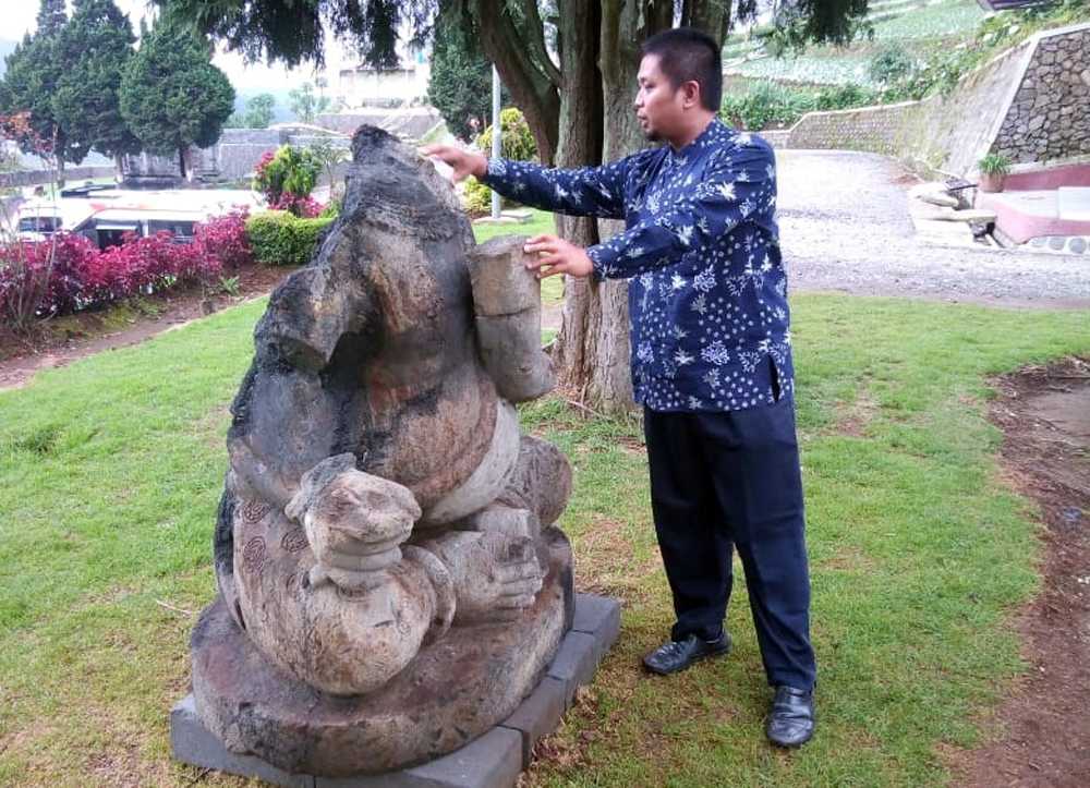 ARCA GANESHA: Pengurus Pusat AGSI Heni Purwono saat meninjau arca ganesha tanpa kepala yang ditemukan baru-baru ini dan kini sudah disimpan di Museum Kailasa, Dieng Kulon, Kecamatan Batur.(SM/dok)
