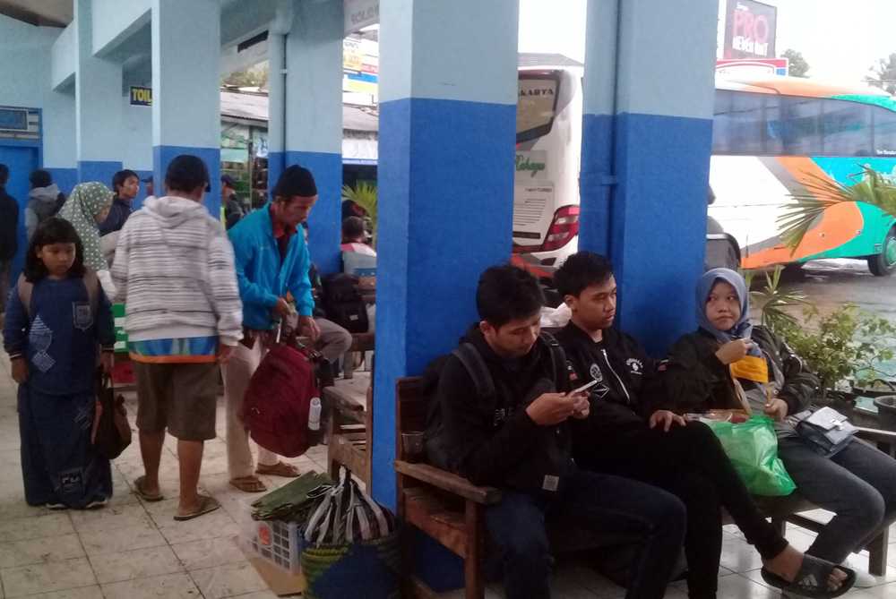 MENUNGGU PEMBERANGKATAN: Sejumlah calon penumpang bua antarkota antarprovinsi (Akap) menunggu pemberangkatan di Terminal Karangpucung, Kabupaten Cilacap, Rabu (1/1) sore. (SB/Akbar Teha)