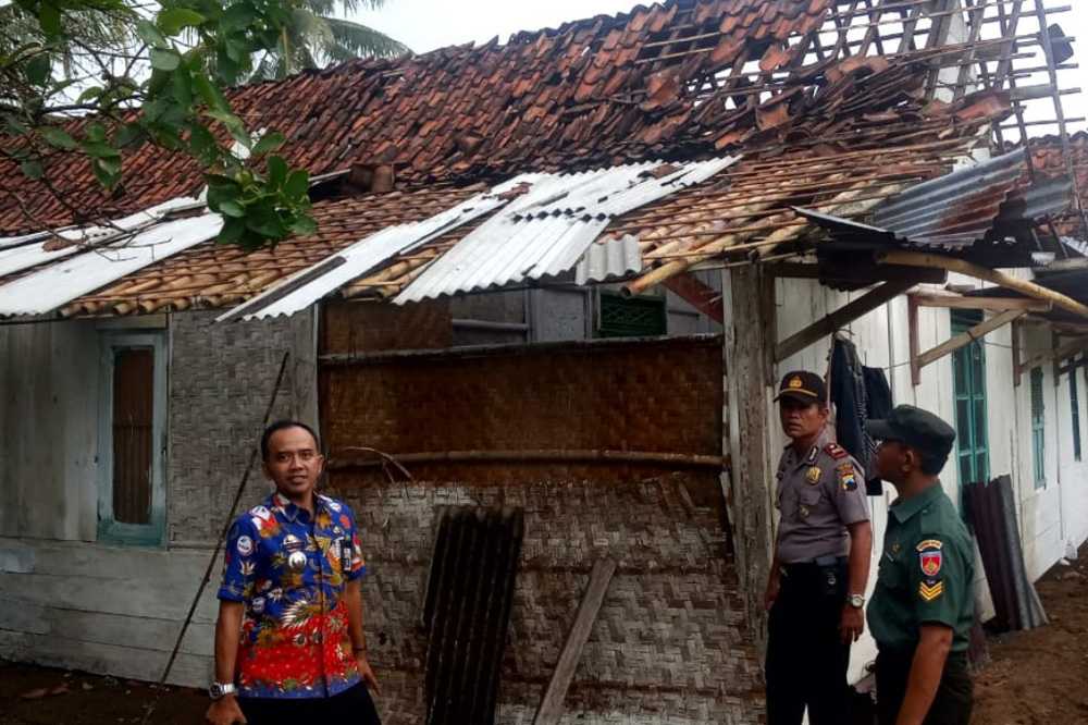 RUMAH RUSAK: Sejumlah petugas mengecek rumah rusak akibat angin kencang di Desa Bulaksari, Kecamatan Bantarsari, Kabupaten Cilacap, kemarin. (SM/dok)