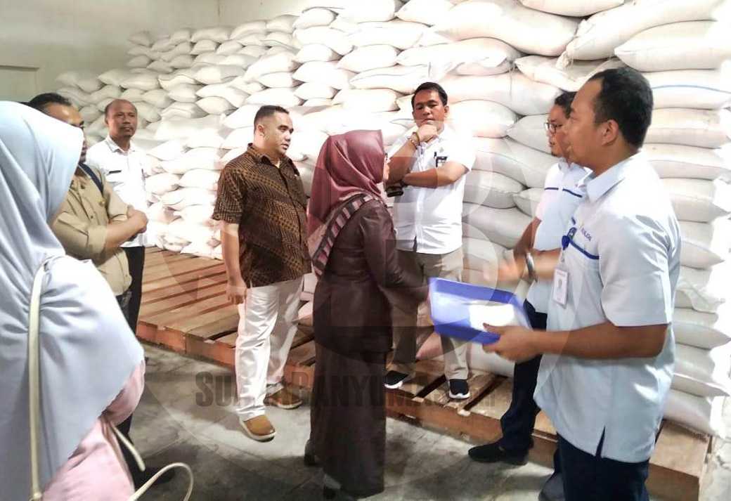 PANTAUAN BERAS : Komisi II DPRD Purbalingga memantau ke gudang Bulog di Karangsentul terkait pengadaan beras BPNT, Rabu (9/1). (SM/Ryan Rachman-52)