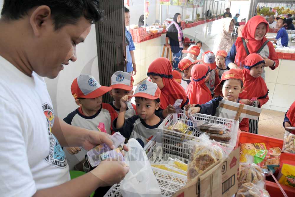 KUNJUNGAN PASAR: Sejumlah siswa TK Diponegoro 60 Kedungbanteng berlatih berbelanja di Pasar Manis Purwokerto, Rabu (15/01). Kegiatan yang difasilitasi oleh pihak sekolah tersebut bertujuan untuk mengenalkan fungsi pasar secara dini terhadap anak-anak.(SM/Dian Aprilianingrum
-52)