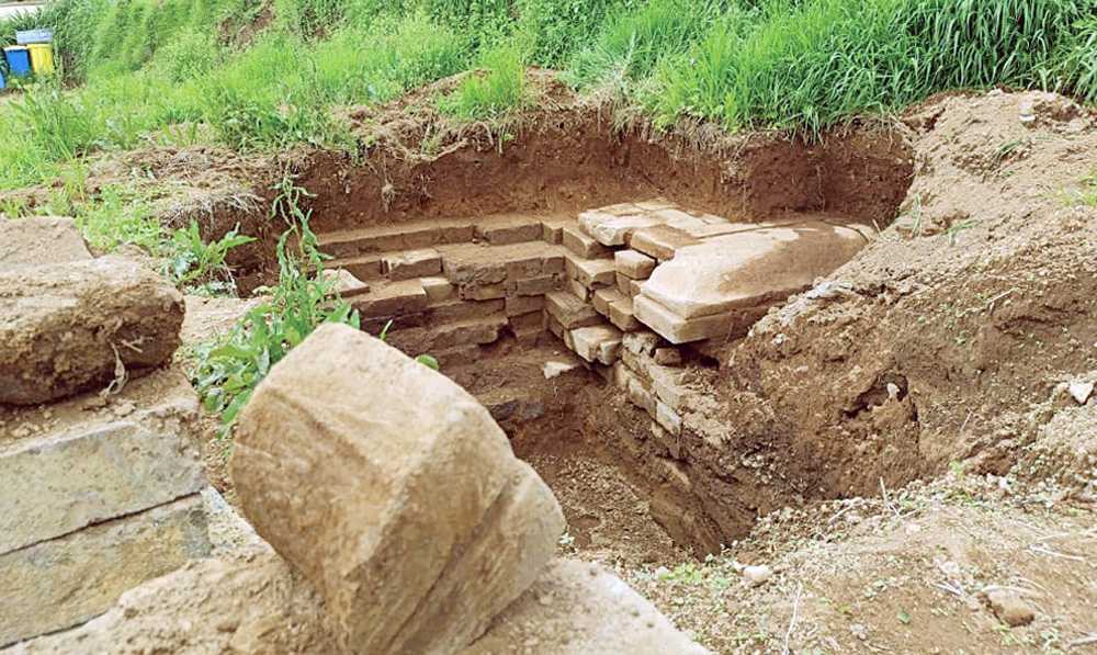 SUSUNAN BATU :Susunan batu yang tertata rapi dan rapat ditemukan warga saat menggali tanah untuk membuat septic tank di kompleks Rumah Budaya Dieng di Desa Dieng Kulon, Kecamatan Batur.(SM/dok-60)