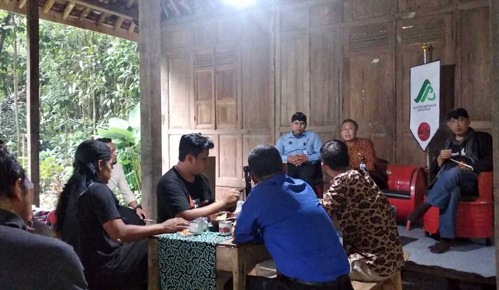 BERDIALOG:
Sejumlah pelaku wisata berdialog di Jegangan, Desa Cilongok, Kecamatan Cilongok, Rabu (15/1) petang. (SM/dok)