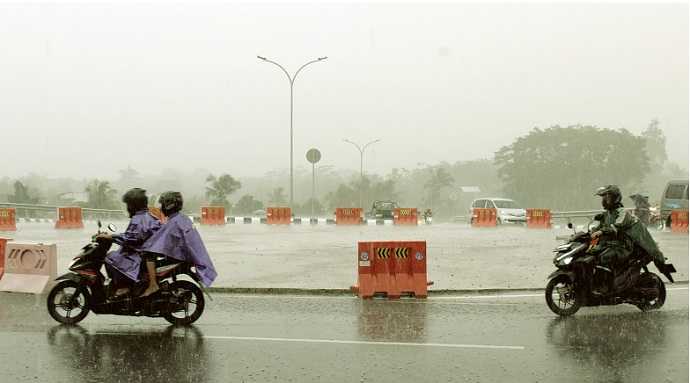 Badan Meteorologi Klimatologi dan
Geofisika (BMKG)Stasiun Meteorologi Tunggul Wulung Cilacap menyatakan, hujan lebat yang belakangan sering terjadi, antara lain dipicu
fenomena Madden Julian Oscillation (MJO) yang berdampak pada peningkatan curah hujan disertai angin kencang dan petir di sebagian besar
wilayah Jateng.(60) (SM/Dian Aprilianingrum)