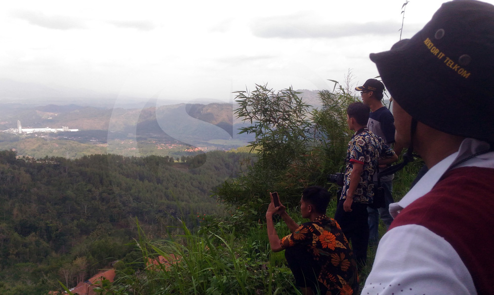 MENIKMATI PEMANDANGAN: Sejumlah pengunjung menikmati pemandangan alam Kecamatan Ajibarang dari atas Igir (Bukit) Pethek, Desa Cikakak, Kecamatan Wangon, Banyumas, baru-baru ini. (SM/Nugroho PS-52)