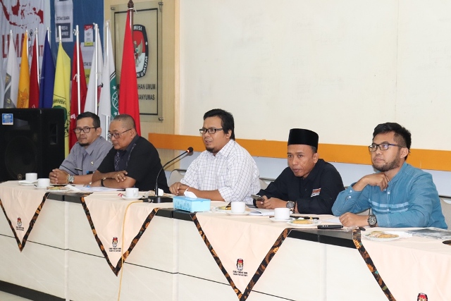 RAKOR PAW ANGGOTA DPRD:KPU Banyumas menggelar rakor dengan partai politik peserta pemilu dan instansi terkait lain, sekaligus sosialisasi mekanismes PAW anggota DPRD, di aula KPU setempat, Selasa (28/1).(SM/Agus Wahyudi)