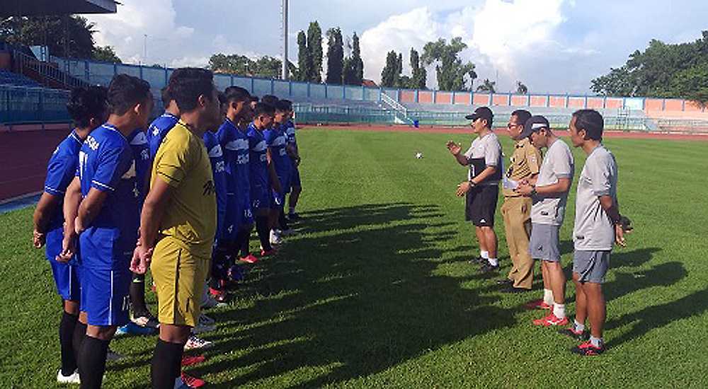 PENGARAHAN: Pelatih Jaya Hartono (bertopi) bersama Ketua dan Manajer PSCS Bambang Tujiatno dan asisten peltih memebri pengarahan pada latihan perdana, kemarin.(SM/dok-60)