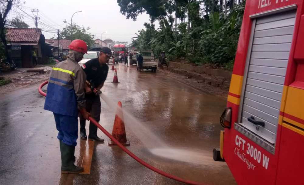 LAKUKAN PENYIRAMAN: Sejumlah petugas melalukan penyiraman sisa lumpur yang sempat menimbun jalur selatan Jawa pada KM 76+100 Banyumas masuk Kecamatan Cimanggu, Kabupaten Cilacap, Rabu (1/1). (SB/dok)