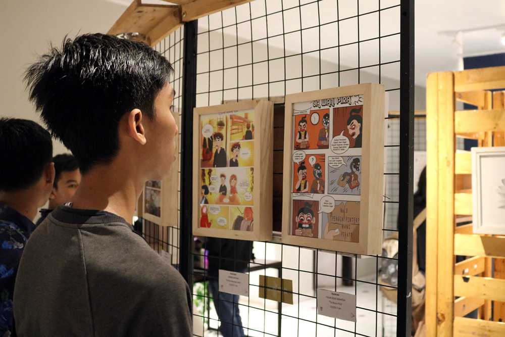 MELIHAT-LIHAT:
Sejumlah pengunjung melihat-lihat karya yang dipamerkan pada pameran "Maze Exhibition", di Ramiro Cafe, Purwokerto, baru-baru ini.(SM/dok)