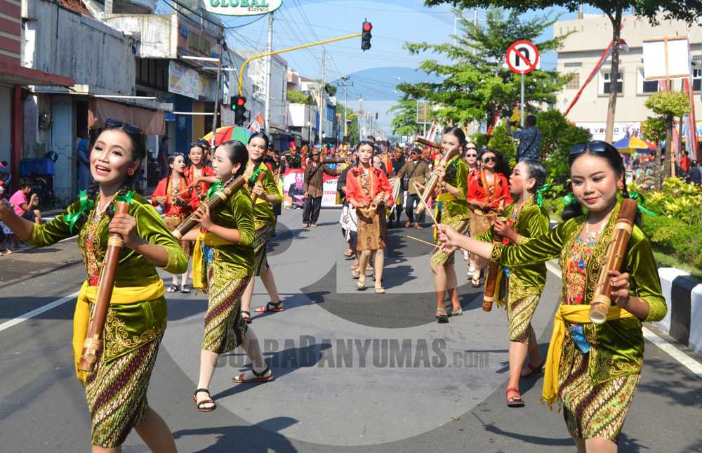 SENI BUMBRENG : Siswa SMP 3 Purbalingga menampilkan seni tradisional Bumbreng saat Pawai Budaya dan Purbalingga Ekstravaganza akhir bulan lalu. (SM/Ryan Rachman-52)