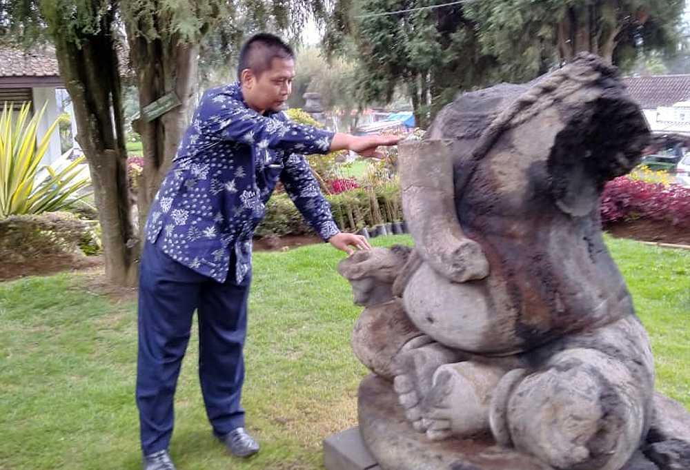 ARCA GANESHA: Pengurus Pusat AGSI Heni Purwono meninjau arca ganesha tanpa kepala yang kini disimpan di halaman Museum Kailasa, Dieng Kulon, Kecamatan Batur.
(SM/dok)