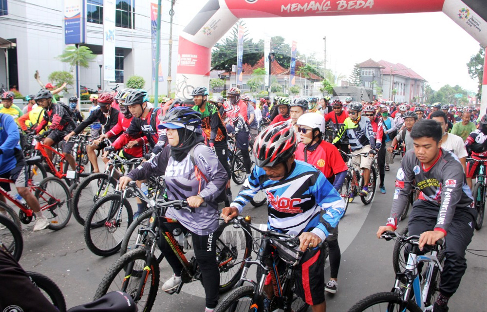 SEPEDA SANTAI: Seribuan lebih penghobi sepeda dan komunitas sepeda dari berbagai daerah memeriahkan Sepeda Santai Jelajah Alam Serayu (JAS) dalam rangka Hari Pers Nasional yang diselenggarakan PWI Banjarnegara.(SM/Castro Suwito-60)