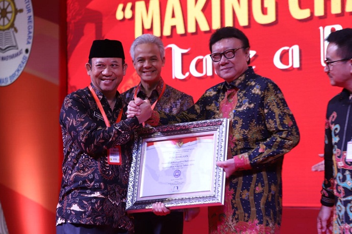 TERIMAPENGHARGAAN : Bupati BanyumasAchmad Husein
menerima penghargaan SAKIPAward dari Menteri PAN-RB Tjahjo
Kumolo, atas akuntabilitas kinerja pemkab meraih predikat BB,
dengan nilai 73,84 tertinggi di Jawa Tengah.(60) (SM/dok)