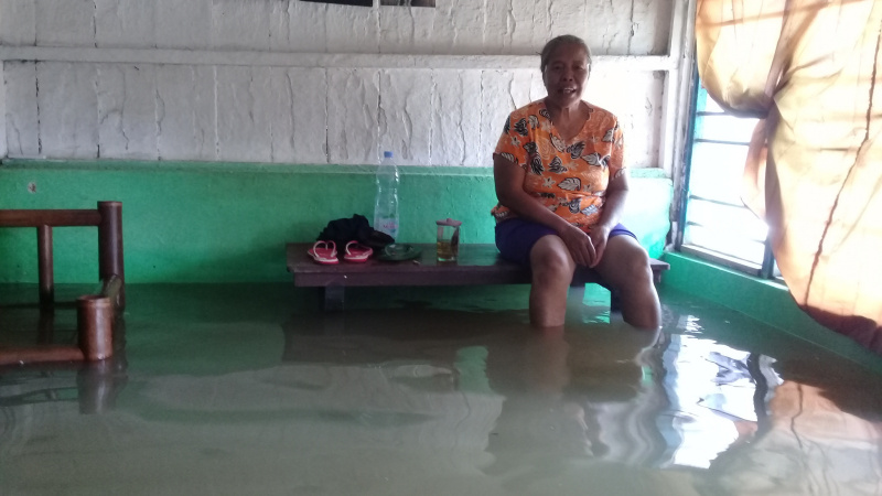 RUMAH TERGENANG: Seorang warga Desa Gunungreja, Kecamatan Sidareja, Kabupaten Cilacap duduk di rumahnya yang tergenang banjir, Jumat (28/2). Banjir genangan di wilayah itu sudah terjadi sejak Kamis (27/2) petang.