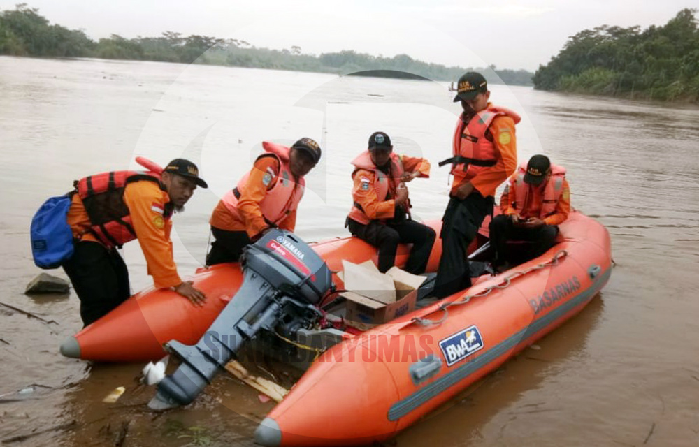 OPERASI SAR: Tim SAR Gabungan pada hari Kamis (30/1) kembali melakukan operasi pencarian korban tenggelam di Sungai Serayu. Operasi dilakukan dengan menyisir Sungai Serayu ke arah hilir.(SM/Agus Sukaryanto)