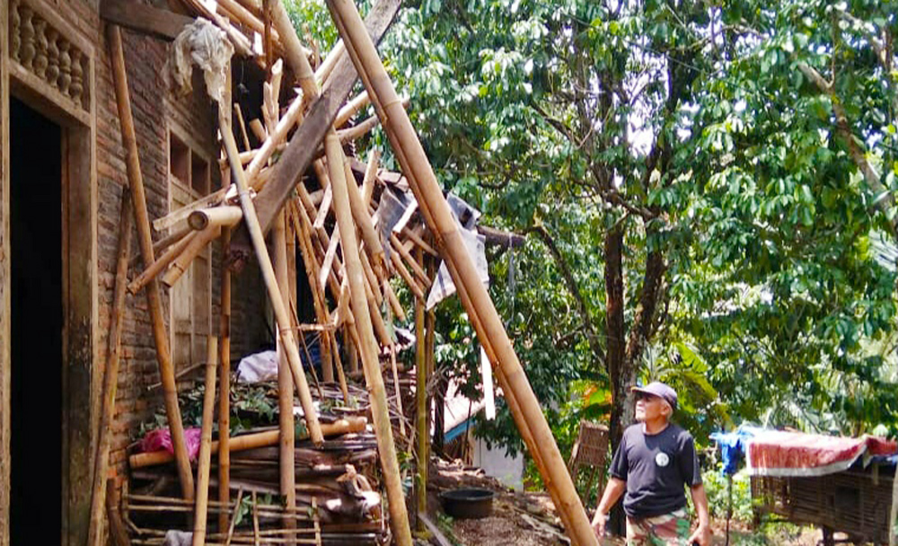 RUMAH RUSAK : Rumah warga di Desa Selakambang, Kecamatan Kaligondang rusak akibat diterjang angin ribut, Kamis (30/1) sore.(SM/dok)