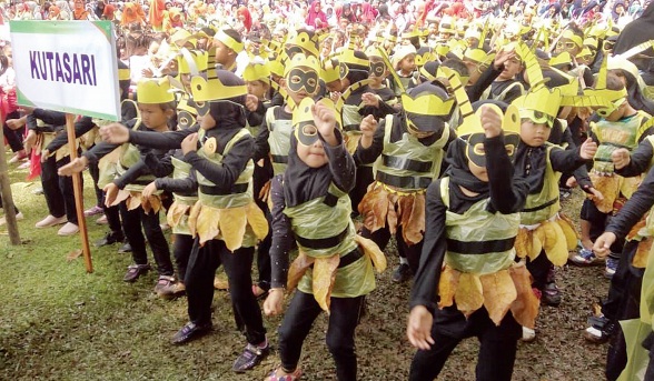 DOLANAN BOCAH : Anak-anak PAUD bersemangat menari Jangkrik Genggong saat mengikuti Festival Dolanan
Bocah di Sanggaluri. (52) (SM/Arief Nugroho)