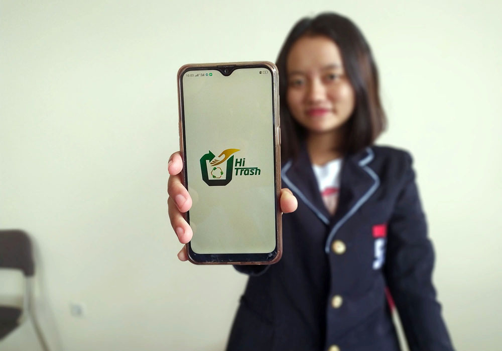 TUNJUKKAN TAMPILAN MUKA:
Mahasiswa Prodi S1 Informatika, Eliza Tyas Damayanti menunjukkan tampilan muka aplikasi android "HiTrash" di laboratorium IT Telkom Purwokerto baru-baru ini. (SM/dok)