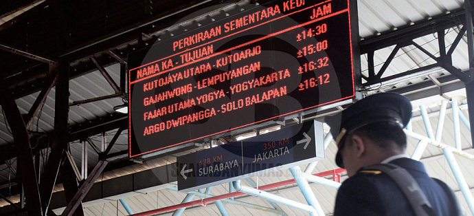 KETERLAMBATAN KERETA : Layar menampilkan
perkiraan sementara kedatangan kereta yang
mengalami keterlambatan akibat banjir di Jakarta,
di Stasiun Purwokerto, Selasa (25/2).(60) (SM/Dian Aprilianingrum)