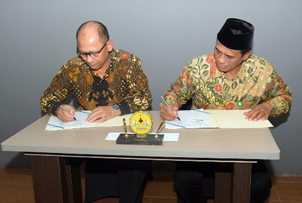 TANDA TANGAN:
Rektor Unsoed, Suwarto (kiri) dan  Kepala Badan Penyelenggara Jaminan Produk Halal (BPJPH), Sukoso menandatangani perjanjian kerjasama tentang sertifikasi halal dan pendirian Halal Centre, Sabtu (1/2). (SM/dok)