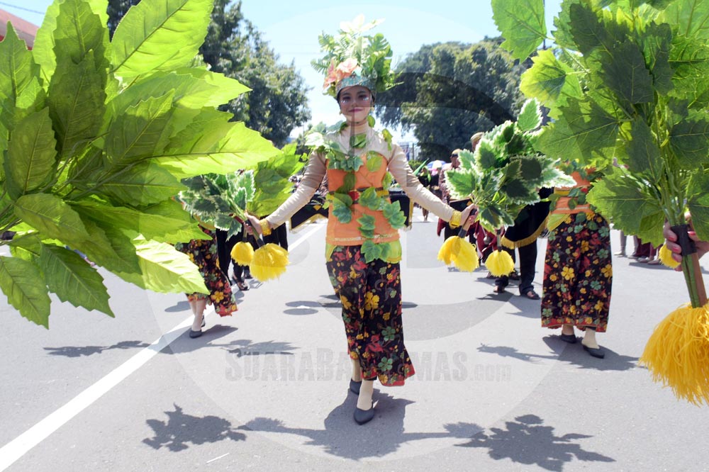 KREASI KESENIAN: Grup dari instansi Dinporabudpar menampilkan kreasi kesenian saat mengikuti kirab pusaka di Jalan Jenderal Soedirman Purwokerto, Minggu (16/2). (SM/Dian Aprilianingrum-52)