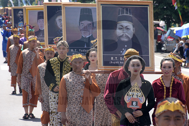 KREASI KESENIAN: Grup dari instansi Dinporabudpar menampilkan kreasi kesenian saat mengikuti kirab pusaka di Jalan Jenderal Soedirman Purwokerto, Minggu (16/2). (SM/Dian Aprilianingrum-20)