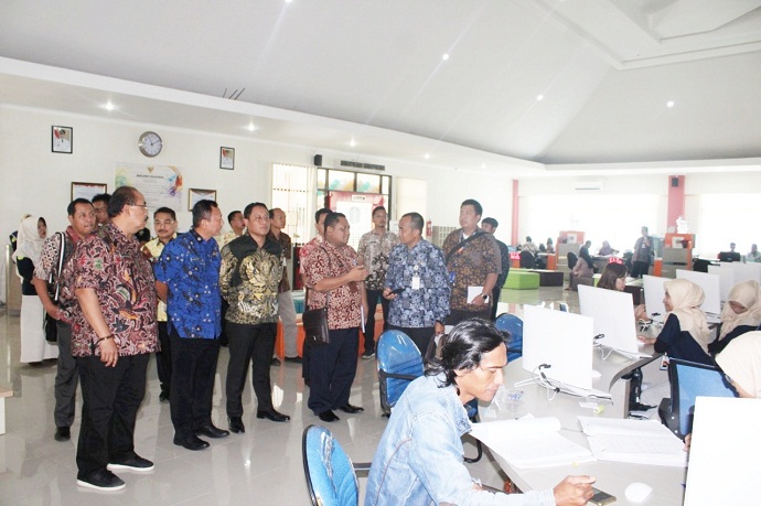 MENGUNJUNGI MPP : Rombongan dari Pemkab Pati mengunjungi
MPP Banyumas untuk melihat secara langsung proses pelayanan
kepada masyarakat, Rabu (12/2).(60) (SM/dok)