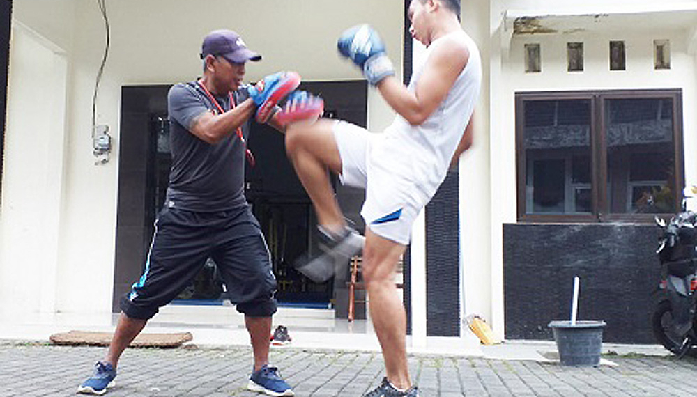 BERLATIH: Atlet Muaythai Banjarnegara berlatih keras menghadapi Poril Dulongmas IV 2020. (SM/dok).