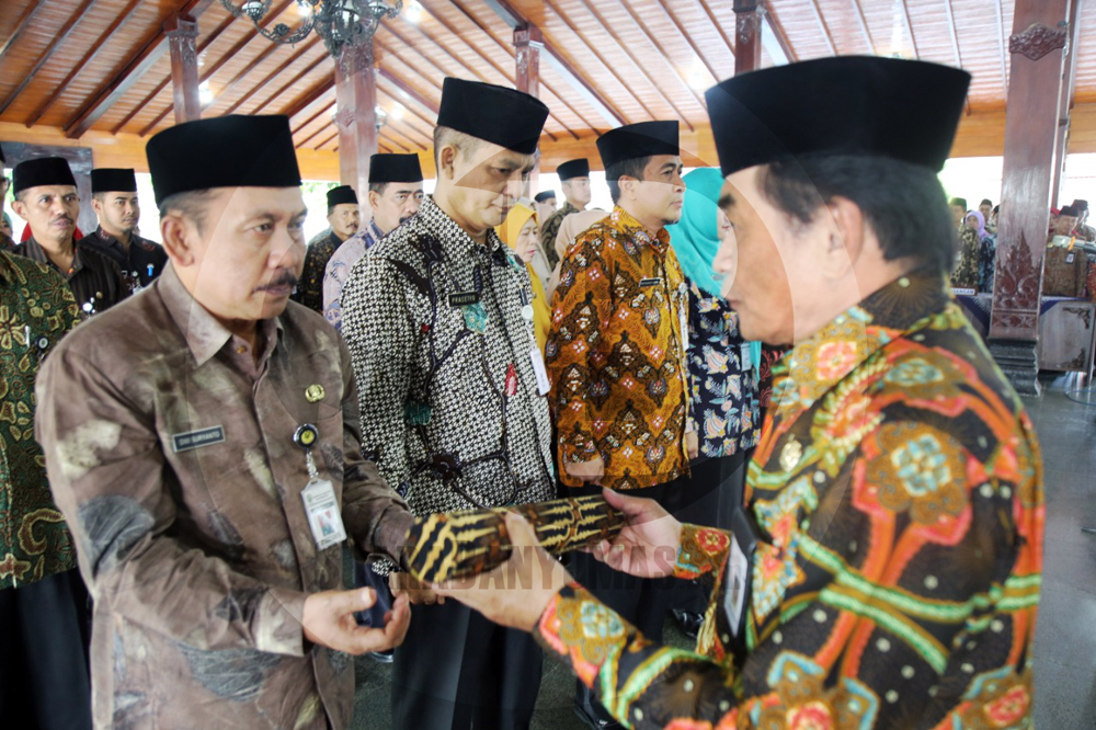 SERAHKAN SK: Bupati Banjarnegara Budhi Sarwono menyerahkan SK kepada Dwi Suryanto yang dilantik menjadi Kepala BPPKAD Banjarnegara di Pendapa Dipayudha Banjarnegara, Jumat (31/1).(SM/Castro Suwito-52)