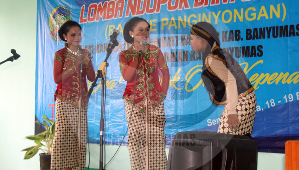 LOMBA NDOPOK: Sejumlah murid SMP di Kabupaten Banyumas mengikuti lomba ndopok (ngobrol) Banyumasan di Kantor Dinas Pendidikan setempat.(SM/Budi Setyawan-20)