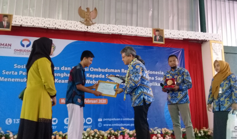 BERIKAN PENGHARGAAN: Anggota Ombudsman Republik Indonesia, Alvin Lie memberikan penghargaan kepada siswa SMA Negeri 1 Majenang, Kabupaten Cilacap, Deni Tri Permana Saputra, Rabu (26/2) di sekolah.