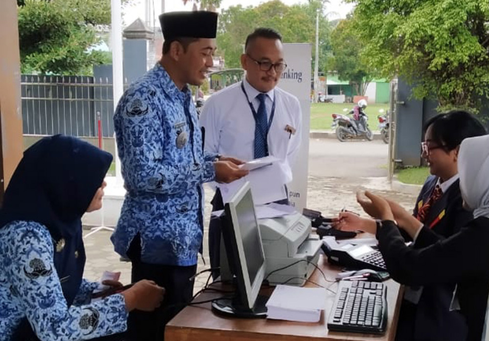 BAYAR PAJAK: Camat Sidareja, Budi Narimo membayar pajak di kompleks kantor kecamatan, Senin (17/2). (SM/dok)