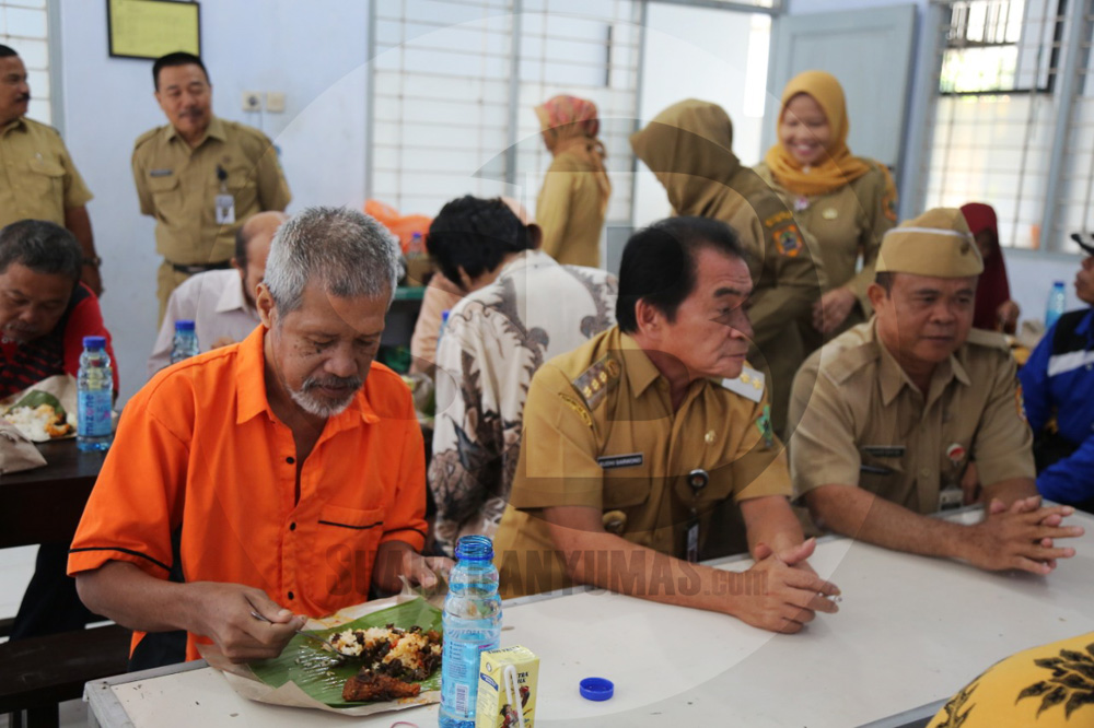 MAKAN BERSAMA: Bupati Banjarnegara Budhi Sarwono membersamai warga binaan Panti Pamardi Rahardjo makan bersama saat berkunjung ke panti tersebut, Rabu (12/2). (SM/Castro Suwito-52)