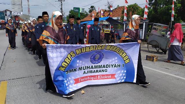 IKUTI PAWAI: Para pelajar dari madrasah dan sekolah Perguruan
Muhammadiyah Ajibarang mengikuti pawai peringatan Milad Muhammadiyah
dan Menyambut Muktamar Muhammadiyah di Solo mendatang.