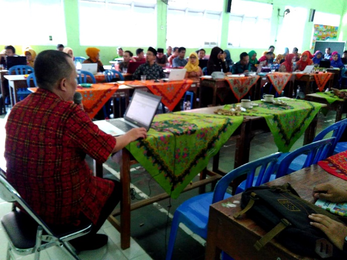 SOSIALISASI : Sejumlah peserta sosialisasi gerakan peduli dan berbudaya lingkungan hidup di sekolah yang berlangsung di SMP 5 Purwokerto
menyimak penjelasan dari nara sumber. (60) (SM/dok)