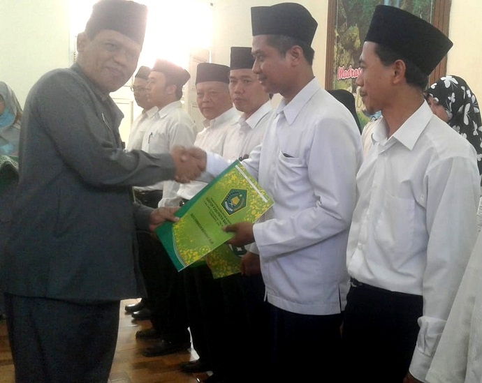TERIMA SK : Sejumlah penyuluh agama Islam non PNS di Kabupaten Banyumas yang lolos seleksi, kemarin, menerima SK pengangkatan dari Kementerian Agama (Kemenag) di Aula MAN 1 Banyumas. (20) (SM/Budi Setyawan)