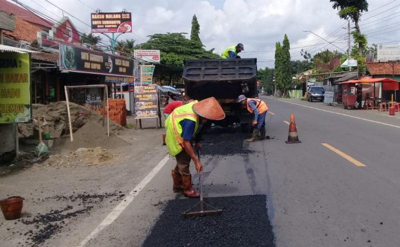 TANGANI KERUSAKAN: Sejumlah pekerja menangani jalan rusak di jalur selatan Jawa ruas Karangpucung, Cilacap sampai ke batas Jabar, baru-baru ini.