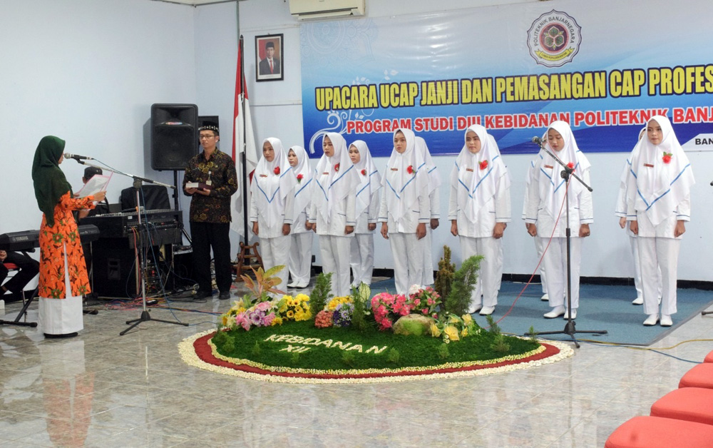 CAPPING DAY: Mahasiswi Prodi D3 Kebidanan Politeknik Banjarnegara mengikuti upacara ucap janji dan pemasangan cap profesi atau capping day yang digelar di Auditorium Politeknik Banjarnegara.(SM/dok)