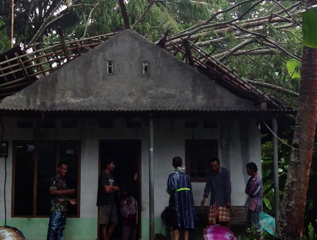 TERTIMPA POHON: Rumah warga Desa Ciklapa, Kecamatan Kedungreja, Kabupaten Cilacap yang tertimpa pohon, Sabtu (1/2).(SM/dok)