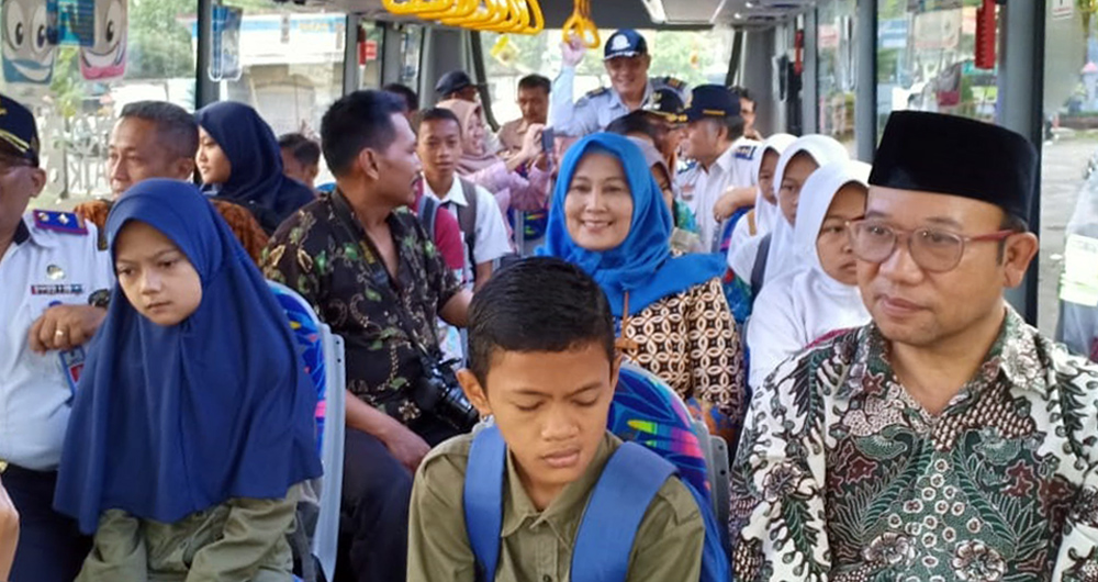 NAIK BUS BERSAMA: Bupati Achmad Husein didampingi Kepala Dinas Perhubungan Agus Nur Hadie dan rombongan naik bus sekolah gratis bersama para pelajar di wilayah Kecamatan Somagede, Rabu (26/2) pagi.(SM/dok Humas Pemkab Banyumas)