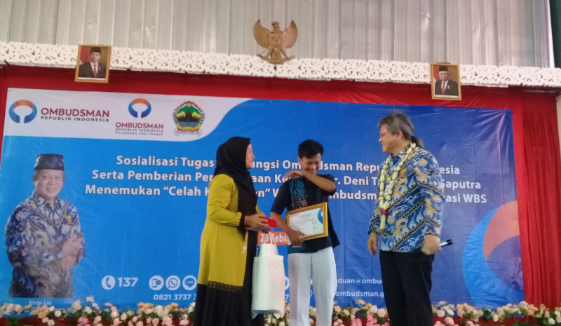 MENYEKA AIR MATA: Deni menyeka air mata bahagia usai menerima penghargaan dari Ombudsman Republik Indonesia, Rabu (26/2). (SM/Teguh Hidayat Akbar-52)