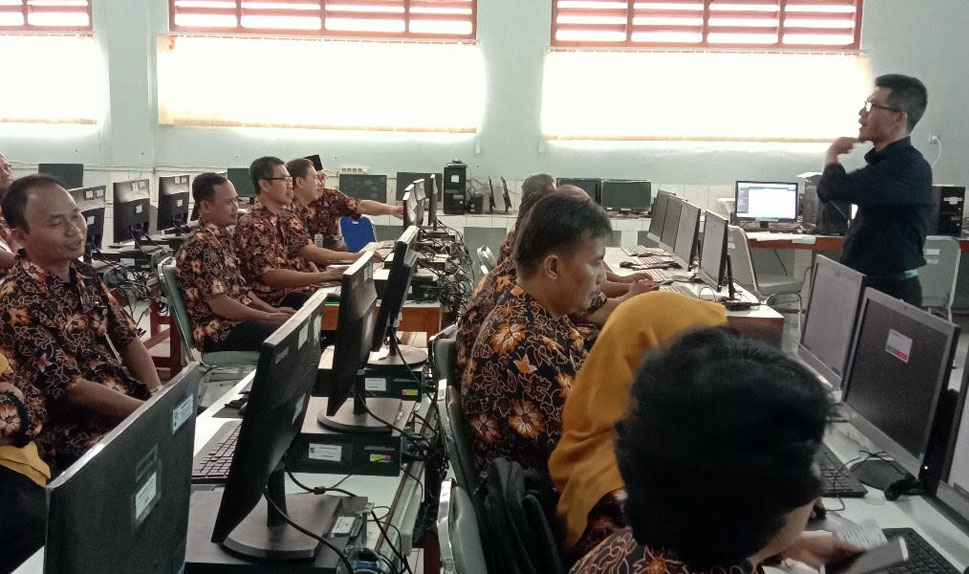 STUDI BANDING: Para guru matematika yang tergabung dalam wadah MGMP Matematika SMP Kabupaten Cilacap sedang studi banding di SMP Negeri 7 Bogor.(SM/dok)