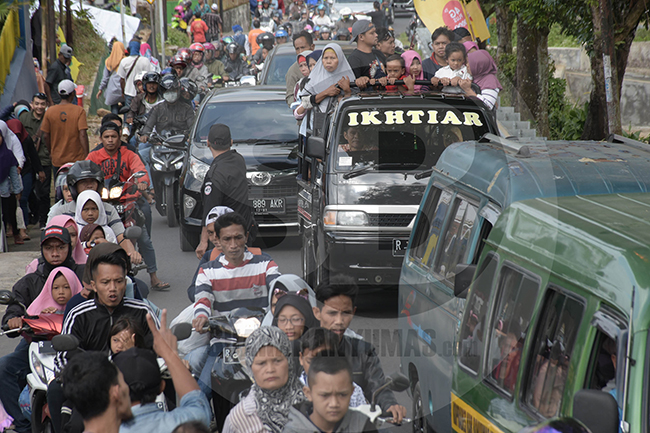 TERSENDAT: Arus lalu lintas tersendat akibat membludaknya pengunjung Lokawisata Baturaden pada masa liburan, beberapa waktu lalu.
(SM/Dian Aprilianingrum-52)