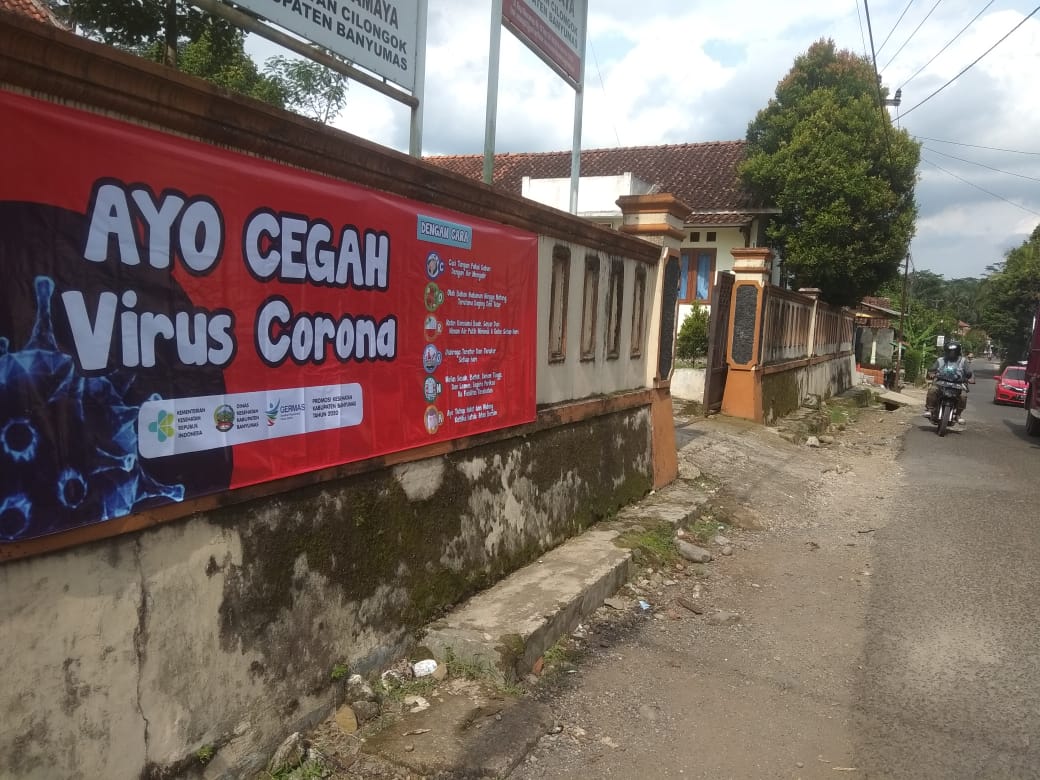 SPANDUK CEGAH KORONA: Spanduk promosi gerakan cegah virus korona di pasang di depan Balai Desa Rancamaya, Kecamatan Cilongok sejak seminggu lalu.