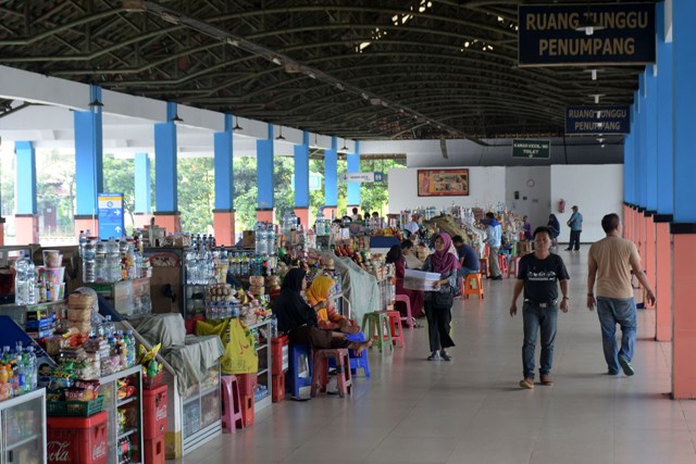 PEDAGANG: Puluhan lapak pedagang berjajar di lokasi Terminal Bulu pitu Purwokerto menanti pembeli.(SM/Dian Aprilianingrum)