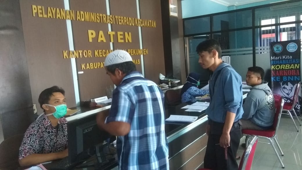LAYANI PEMOHON: Petugas pelayanan Kecamatan Pekuncen melayani pemohon dokumen kependudukan di kantor setempat, Selasa (17/3).
