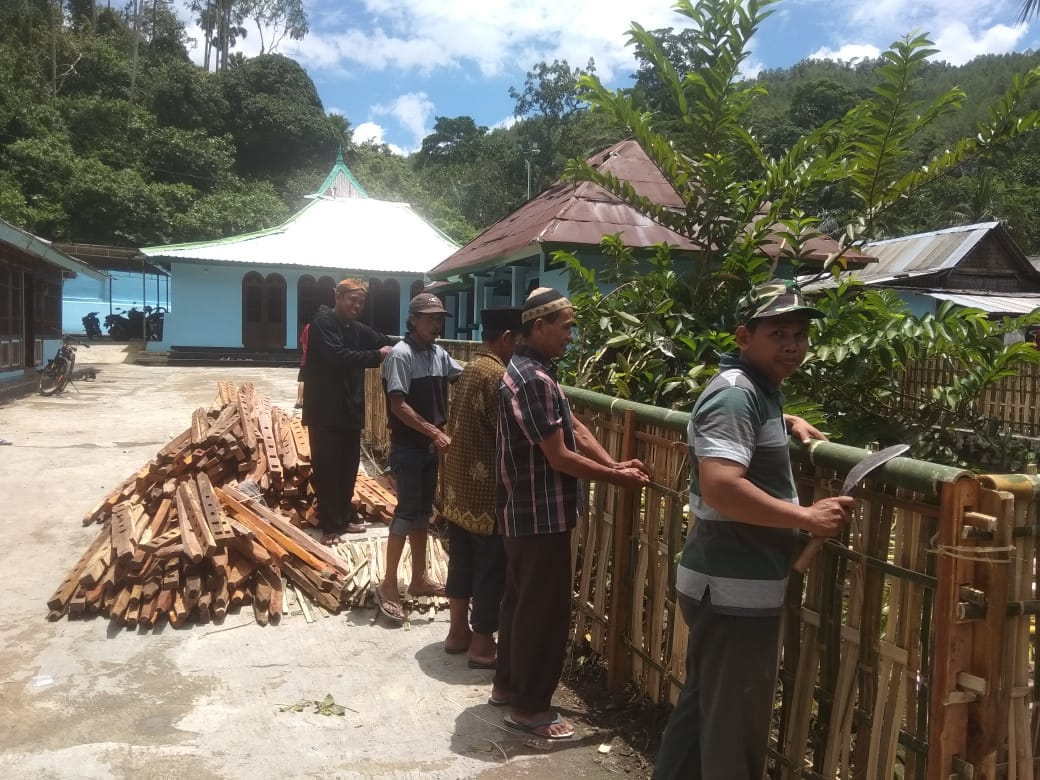 PASANG PAGAR: Para warga merampungkan pemasangan pagar di Kompleks Masjid Saka Tunggal Desa Cikakak, Kecamatan Wangon kemarin siang.(SM/Susanto-)