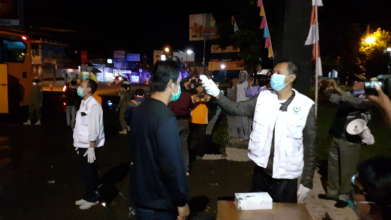 SM/Dok
DICEK SUHU TUBUH :Petugas mengecek suhu tubuh seorang penumpang bus Akap tujuan Cilacap di Alun-alun Wanareja, Minggu (29/3).(60)