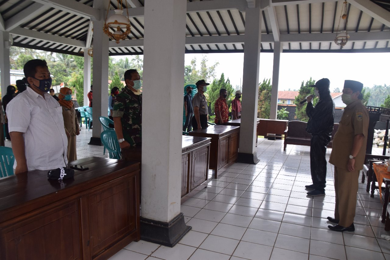 LANTIK PETUGAS: Bupati Banyumas, Achmad Husein (kenakan APD seperti mantel) melantik petugas Gugus Tugas Penanganan Covid -19 Tingkat RT Desa Kasegeran, Kecamatan Cilongok kemarin.